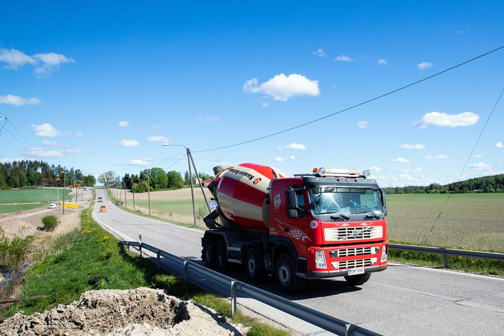 Betonin kuljetus valmisbetonitehtaalta työmaalle